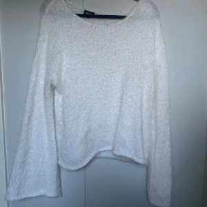 Stickad tröja - Superfin tunn virkad/stickad tröja med vida armar. Kragen är avklippt till en boat-neck variant. Storlek L men passar alla beroende på hur man vill att den ska sitta. Kan både användas som cover-up eller till vardags. Skick 10/10❣️