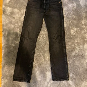 LEVIS JEANS - Ett par riktigt schyssta Levis jeans som är köpta för ungefär 6 månader sen. Säljer de för att de inte passar mig längre. Nypris 1200 kr. Skick 7/10