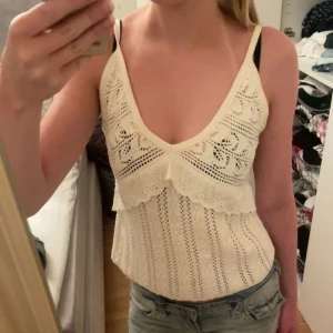 Stickat linne - Jätte gulligt stickat linne med detaljer!! Använd fåtal gånger, inga defekter. Har knytit banden där bak eftersom de var för långa för mig, bara för att visa hur den egentligen ska sitta!❣️ den är lite åt kräm hållet i färgen. ANVÄND GÄRNA KÖP NU ❣️