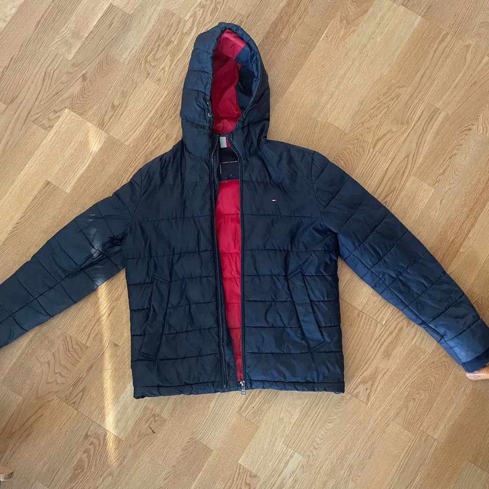 Säljer en dunjacka av Tommy Hilfiger, skick 7/10. Snygg men lite för liten för mig. Marinblå. Nypris är runt 1800kr, säljer för 499kr. Jackor.