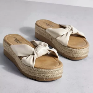 Sandaler med platå och bred passform - Storlek 35, använt ett par gånger på semester men i fint skick. Nypris 549kr, säljer för 200kr 