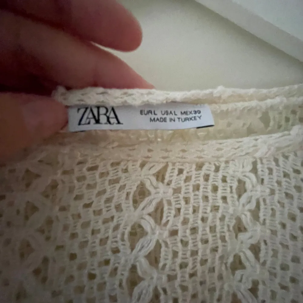 Spetstopp /stickad från Zara i Offwhite Superfin lite virkad stil och unik.  Mer vida i armarna.  . Toppar.