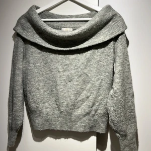 Stickad off-shoulder tröja  - Super fin stickad off shoulder tröja med lång ärm. Man kan vika ner den efter eget tycke och smak. 