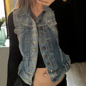 Jeans väst  - Jeans väst från pepe jeans använd några gånger men fortfarande i fint skick 