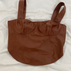 Crop Top - Crop top i skinn, använts fåtal gånger. 
