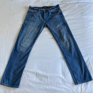 Jag säljer ett par feta Replay jeans. Riktigt bra skick. Storlek W31 L32 men dom sitter typ som W29-30 L30-32. Priset är inte hugget i sten