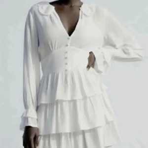 Vit klänning  - Jättefin klänning från zara som jag har köpt här på plick. Säljer då den tyvärr var för liten för mig! 