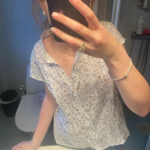 Sommar topp - Säljer denna fina blusen med blommor på som är jättegullig till sommaren. Aldrig använd, skriv för fler bilder eller frågor!