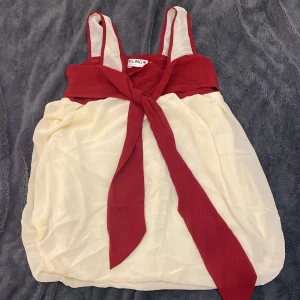 cute blus/tröja - rätt så ny blus/tröja (använt kanske bara 2 gånger), skön luftig material, perfekt för sommar! lite see through men inte alltför mycket   står på tröjan storlek 1 ≈ storlek S/M