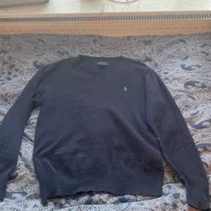 Ralph lauren  - Säljer denna Ralph lauren tröja! Nypris: ca 1500kr  Vårt pris 299kr! Kan även sänkas vid snabb affär. Tröjan är största storlek i barnstorlek men sitter som XS och jag som har S kan också använda den.  Den har inga defekter och  använd fåtal gånger!