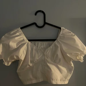 Vit skjorta - Säljer nu denna skjorta eftersom den ej passar mig. Finns ingen lapp men skulle tro att storleken är xs-s. 20% av intäkterna går till bröstcancerfonden🤍