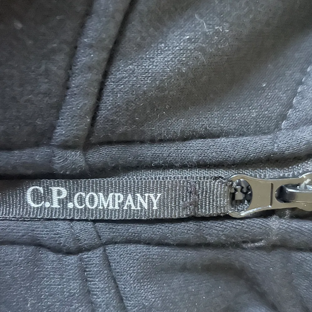 En bra C.P company zip up som är knappt använd. Mellan storlek XS-S (154-164). Hoodies.