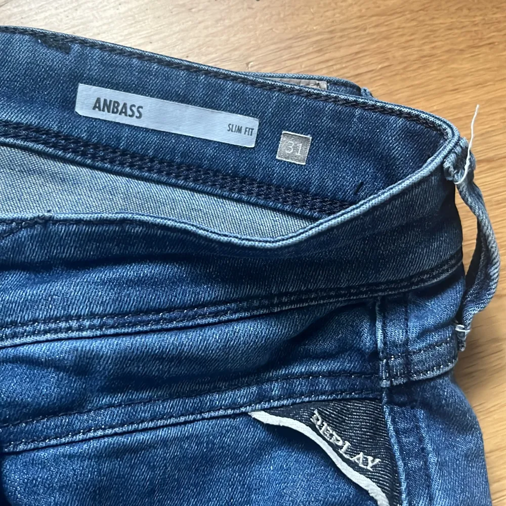 Säljer mina replay jeans storlek 31 34 skick 8/10 pris kan diskuteras vid snabb affär!. Jeans & Byxor.