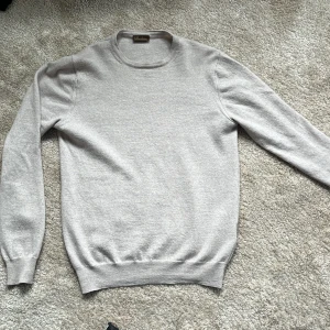 Stesntröms tröja - Riktigt snygg rundhalsad Strenströmströja i merinoull, storlek S. Gott skick förutom en söm som har gått upp på vänster ärmmudd (bild 3), som lätt går att laga själv eller hos skräddare. Nypriss 1599, mitt pris 550.