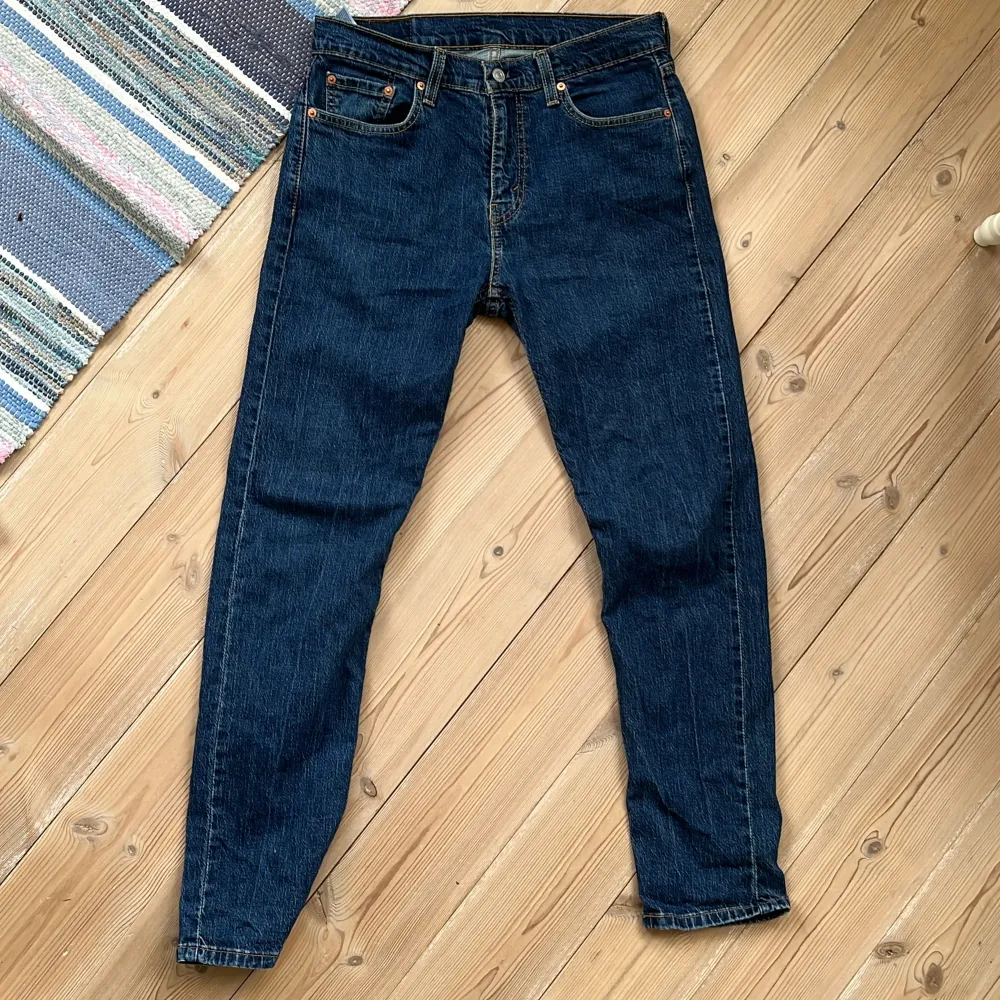 Ett par Levis jeans i modellen 502. Jeansen är i storlek 30/32 och är i perfekt skick. Jag på bilden är 180 cm. Skriv vid funderingar!. Jeans & Byxor.