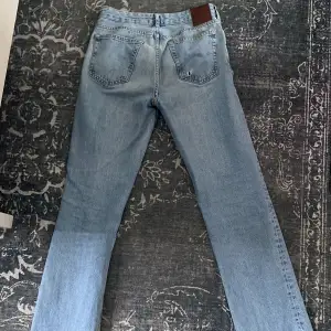 Lowrise jeans som är raka i benen, sitter jättefint men måste tyvärr sälja då de börjar blir försmå. Skriv för mått och köp gärna bundels💕 Pris är oftast förhandlingsbart vid snabb affär