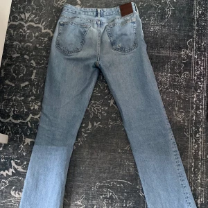 Låga jeans - Lowrise jeans som är raka i benen, sitter jättefint men måste tyvärr sälja då de börjar blir försmå. Skriv för mått och köp gärna bundels💕 Pris är oftast förhandlingsbart vid snabb affär