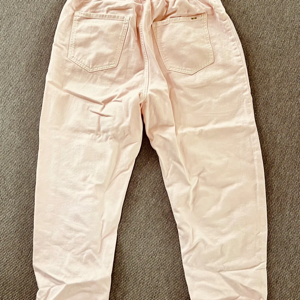 Ljusrosa baggy jeans från Zara i nyskick. Storlek 40. Ankellängd. Färgen i bilden motsvarar inte verkligheten (ser lite gulaktigt ut).. Jeans & Byxor.