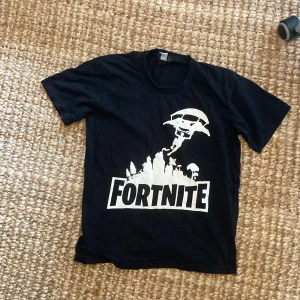 Fortnite tröja - Otroligt ball Fortnite t-shirt med tight passform och bra kvalite💯