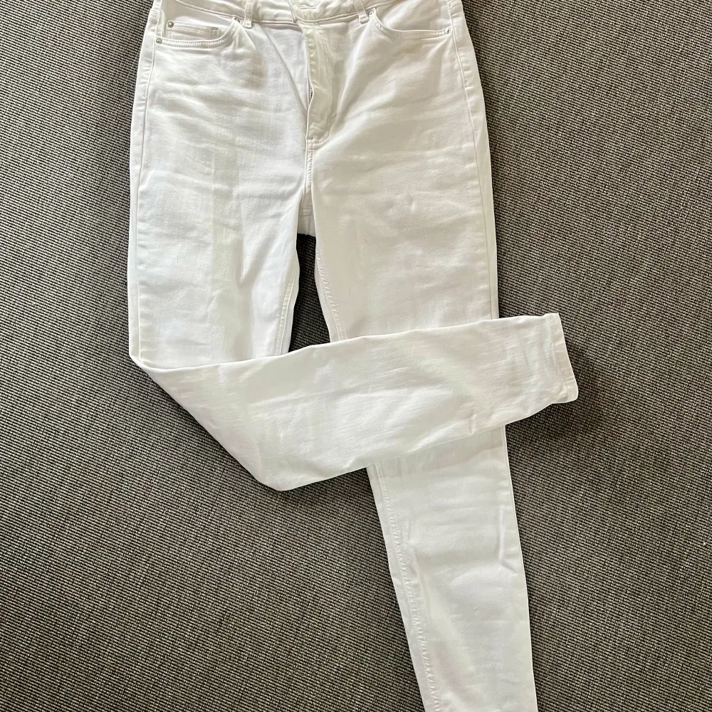 Kritvita jeans från Cubus (Skinny curve) i fint skick. Highwaist. Storlek L/32. Använt och tvättat en gång.. Jeans & Byxor.