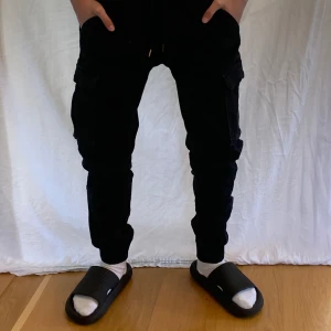 Byxor - Svarta byxor. De är använda ett fåtal gånger men ändå bra skick