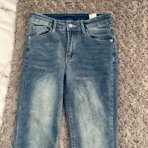 Ett par jeans med glitter på bakfickorna. Dessa är mörkblå och är i jätte bra skick då de bara har används en gång🩷