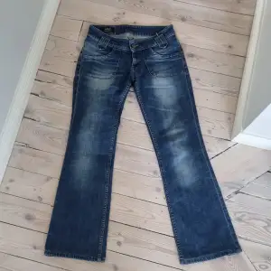 Ett par lågmidjade och utsvängda (bootcut) jeans. Fint skick!😊 Säljer pga att de är för korta på mig (Är 173)