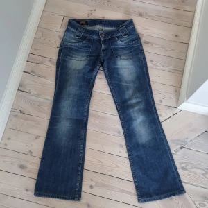 Lågmidjade jeans🫶🏻  - Ett par lågmidjade och utsvängda (bootcut) jeans. Fint skick!😊 Säljer pga att de är för korta på mig (Är 173)