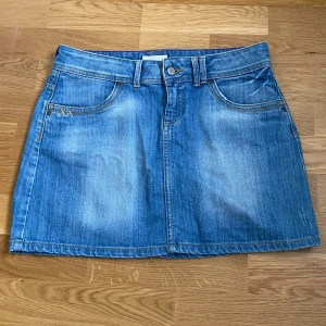 Vintage denim mini skirt - Säljer denna snygga kjol för att den var för stor för mig. Står ingen storlek eller mått men skulle säga att den är stl 38/M💗