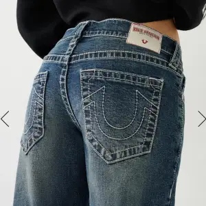 Feta true religion jeans i modellen Ricki köpt på urban outfitters! Jeansen är i nyskick men har små slits längre ner så dem får en mer ”baggy” look gjort av mig 🤗. Storlek 28, skriv för mer bilder och mått! 🌟
