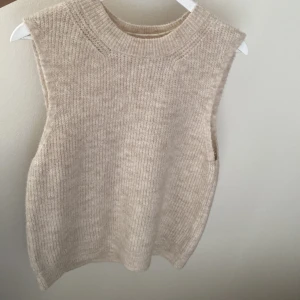 Väst  - Säljer min oanvända stickade väst 💞 Storlek L men passar M