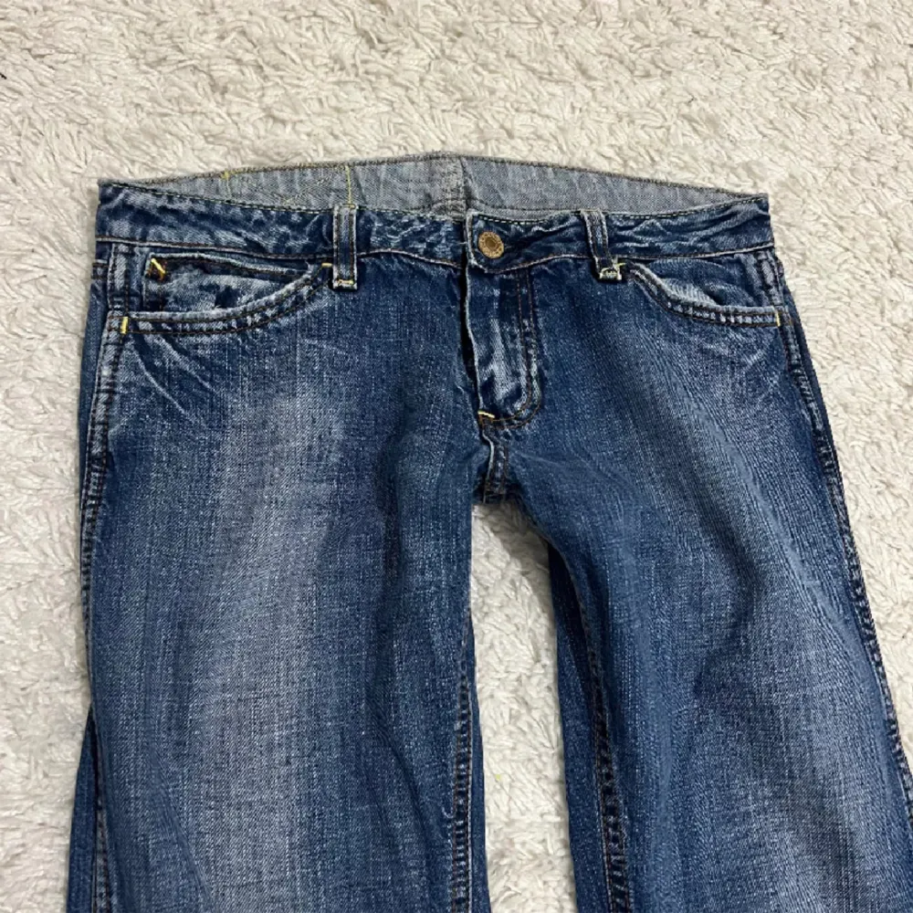 Säljer mina lågmidjade jeans jag köpte här på plick! Använder dom inte längre och är lite stora i midjan. Är 167 och brukar ha Xxs-s skriv för mer info💋. Jeans & Byxor.