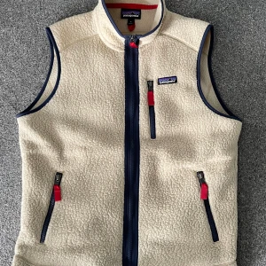 Patagonien väst - Hej, nu säljer jag en väldigt efterfrågad väst, storlek M. Som nu inte kommer till användning. Skick 9/10. Pris kan diskuteras vid snabbköp!