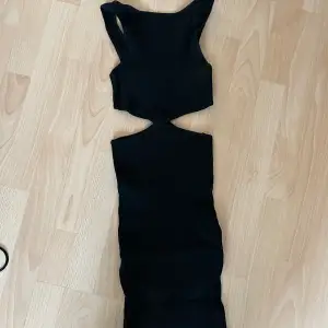 Supersnygg ribbad klänning från Bershka💛🌸 Bara använd en gång
