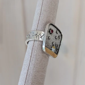 Trähus Vintag stil ring, 18mm - En trähus vintagestilring med en unik och charmig design som fångar ögat och skiljer sig från traditionella ringar.Perfekt för både vardagligt bruk och speciella tillfällen. Material ospecificera Aldrig använt 