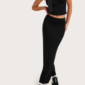 Low waist maxi kjol - Säljer denna fina svarta långkjolen då jag har samma i två olika storlekar!! Denna är alltså inte använd 💕 bilderna är från nellys hemsida men önskas andra bilder fixar jag det! ✨