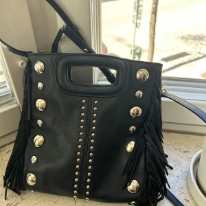 Majeväska läder! Size M! - Älskar denna!! Inga defekter utom på bandet (se bilder)! Annars typ oanvänd!!