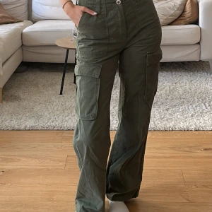 Cargobyxor - Snygga cargobyxor från Bershka, storlek 32 men sitter mer som 34! Väldigt bra skick 