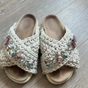 inuikii tofflor  - tofflor från inuikii. använda men fortfarande i gott skick, alla stenar sitter kvar och de är i övrigt hela. de har några små fläckar (som jag inte har försökt ta bort), men inget som jag tycker påverkar helhetsintrycket. storlek 36🦋nypris ca 2500