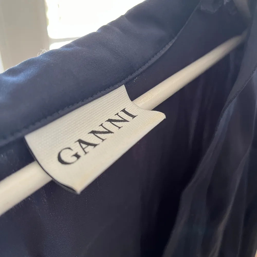 Mörkblå skjorta från Ganni! Lite skrynklig men det går ju att fixa. Mycket bra skick❣️ Skriv för fler bilder. Skjortor.