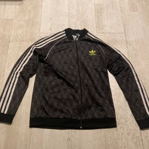 Adidas zip up - Adidas zip up. Inte använd mycket för den blev för liten för mig. Passar någon runt 164-170 skulle jag säga. Ganska så slim. Nypris 849 kr. Kan mötas upp i Älvsjö eller Liljeholmen.