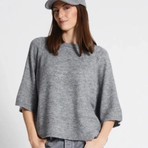 Stickad tröja  - Hej säljer denna fina stickade tröjan från lager 157 inte använd så mycket nypris är 150 kr kan sänka pris. storleken är s och passar folk med m och xs också💗🫶🏼