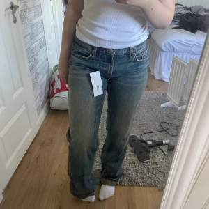 Lågmidjade straight jeans från Zara i storlek M/40! Aldrig använda, prislapp kvar! Köpt för 399kr!