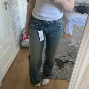 Lågmidjade jeans från Zara - Lågmidjade straight jeans från Zara i storlek M/40! Aldrig använda, prislapp kvar! Köpt för 399kr!