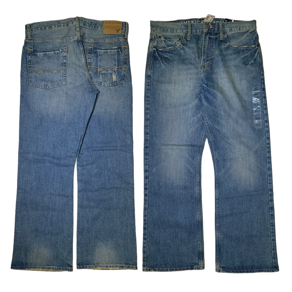 Helt nya American Eagle jeans i storlek W34/L32 med tags kvar. Jag på bilden är 180 cm. Mått: ytterbenslängd - 105 cm, midjemått - 45 cm, benöppning - 26 cm. Skriv för fler bilder och frågor!. Jeans & Byxor.