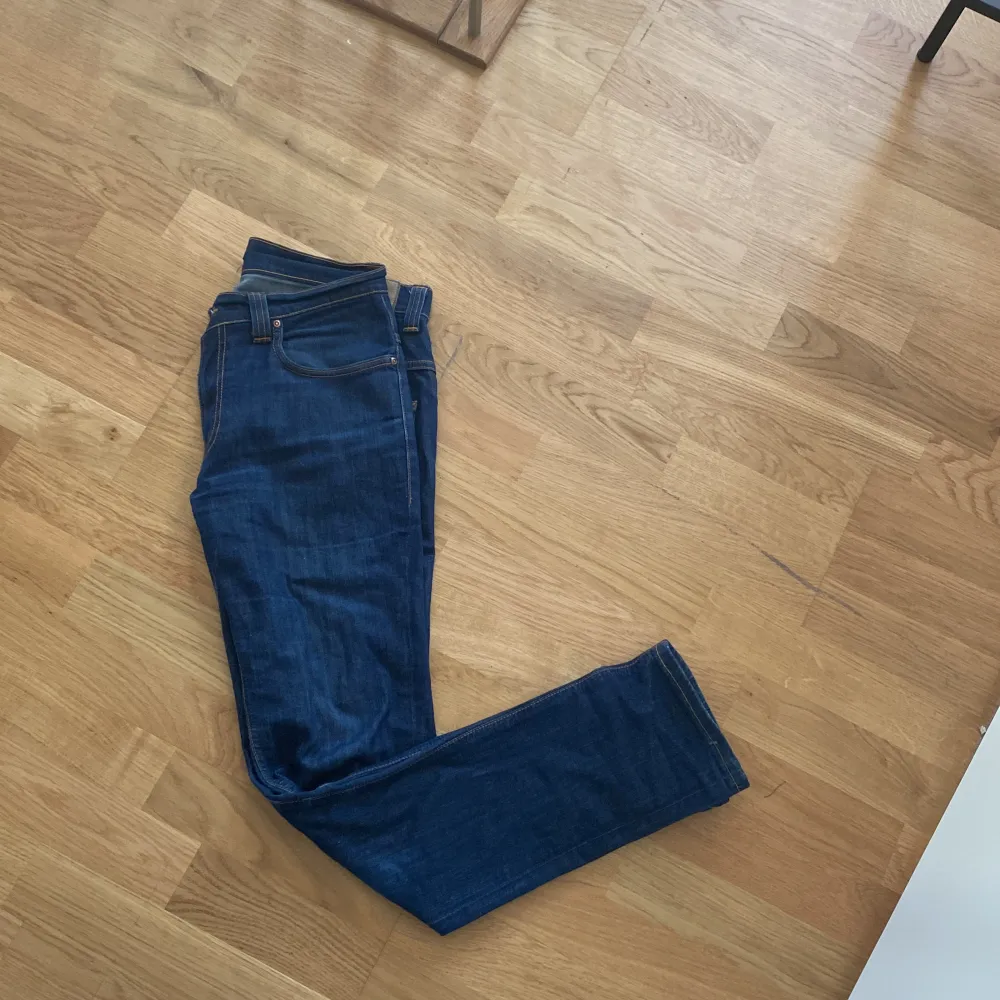 Säljer ett par snygga nudie jeans i topp skick. Nypris ligger runt 1600. Säljs för endast 599kr. Hör av dig vid funderingar 👍. Jeans & Byxor.