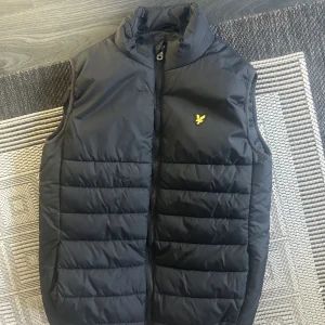 Väst Fred Perry 14-15 år  - Mycket fint skick på Fred Perry väst st 14/15 år. Flera sidor. Först till kvarn. Frakt betalas av köpare.
