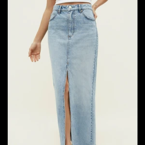 Lång Jeanskjol  - Super fin jeanskjol från stadivarius som inte kommer till användning längre så jag har fler liknande😊