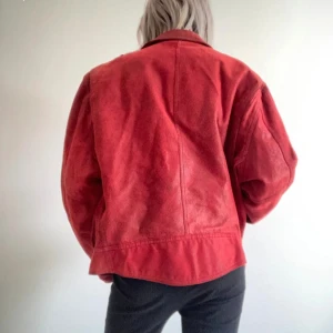 Röd skinnjacka  - Röd skinnjacka ❤️