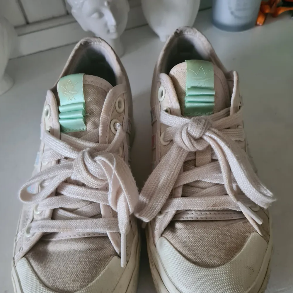 Superfina sneakers med platå , adidas nizza. Finns lite smuts , men i övrigt fina. . Kengät.